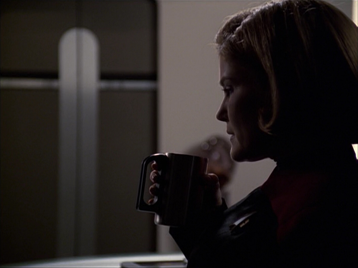 extant_StarTrek_VOY_6x07-DragonsTeeth_02545.jpg