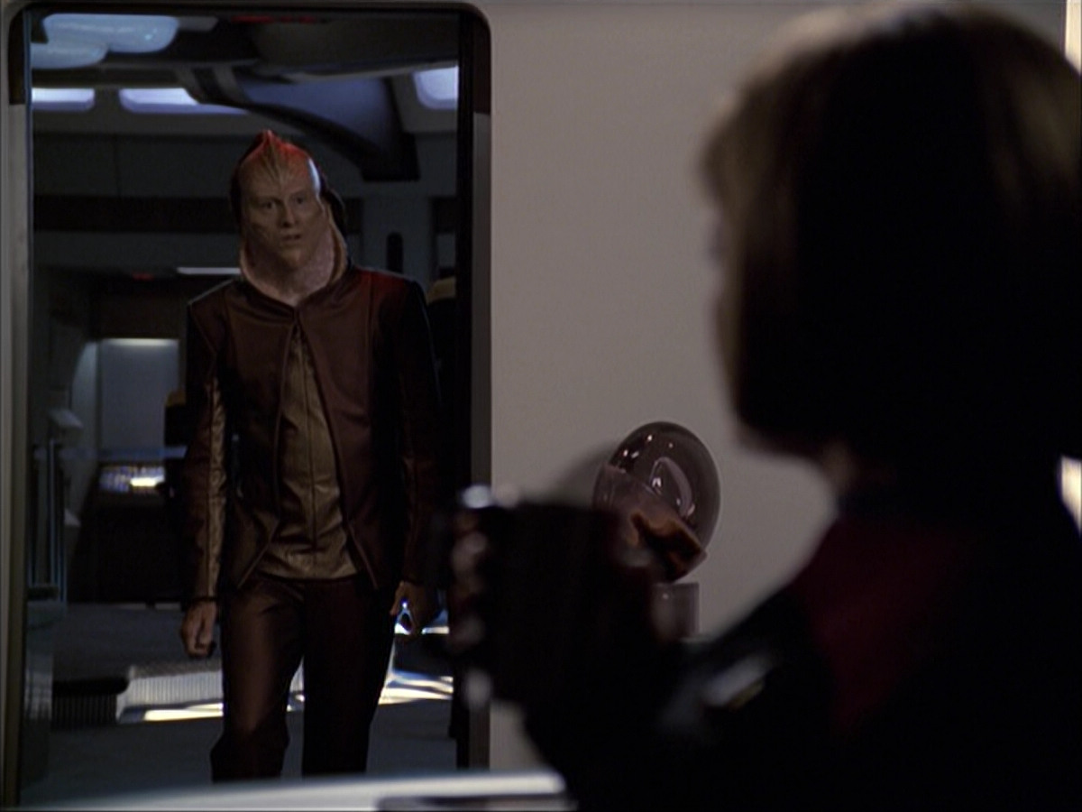 extant_StarTrek_VOY_6x07-DragonsTeeth_02549.jpg