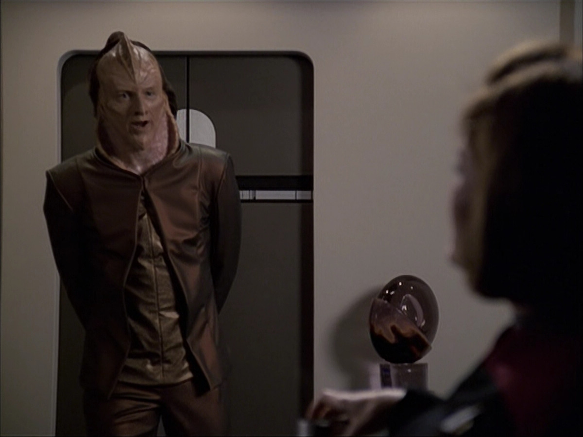 extant_StarTrek_VOY_6x07-DragonsTeeth_02564.jpg
