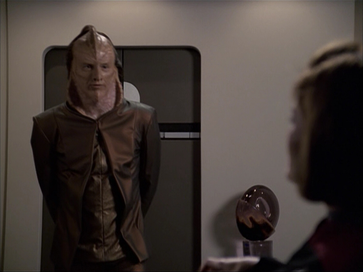 extant_StarTrek_VOY_6x07-DragonsTeeth_02565.jpg