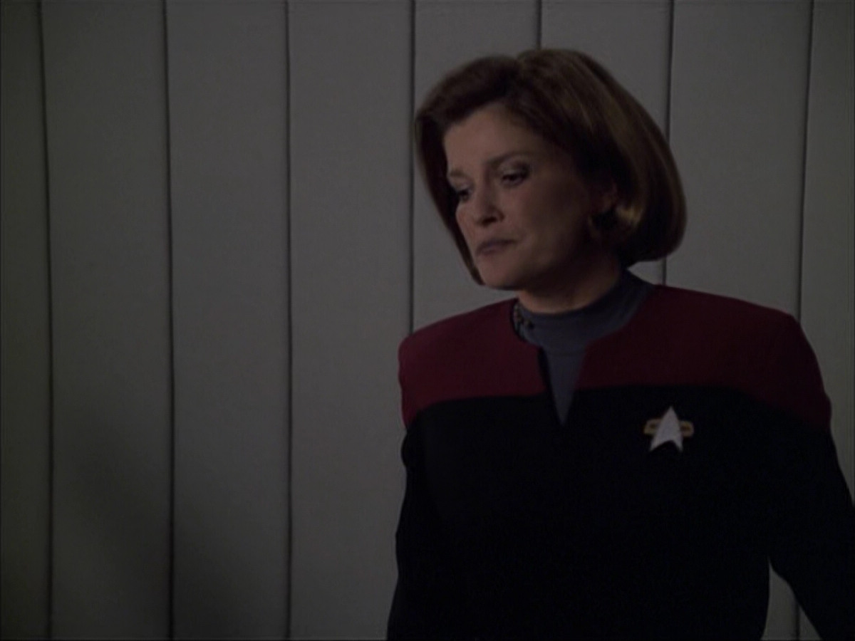 extant_StarTrek_VOY_6x07-DragonsTeeth_02574.jpg