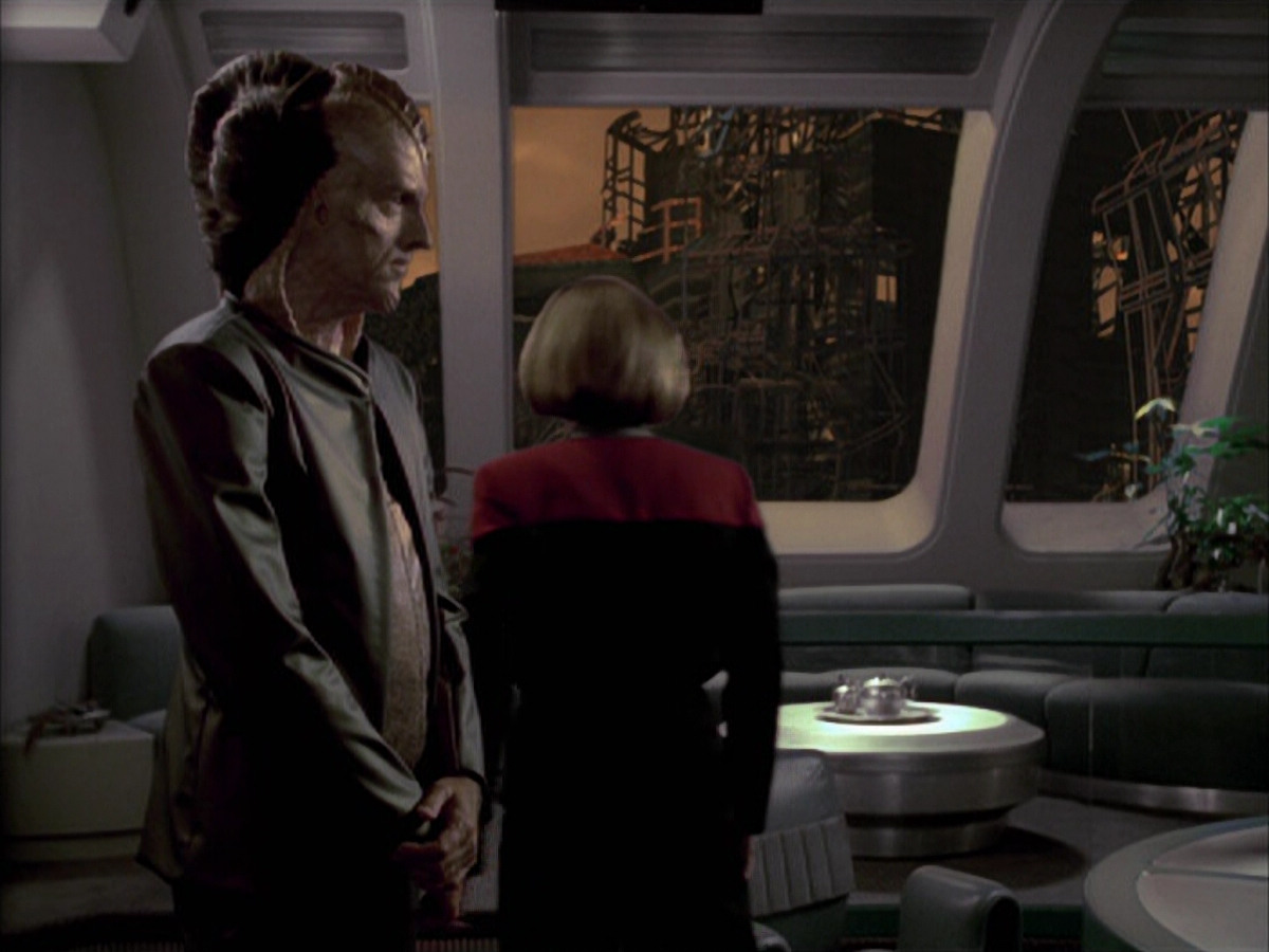 extant_StarTrek_VOY_6x07-DragonsTeeth_02588.jpg