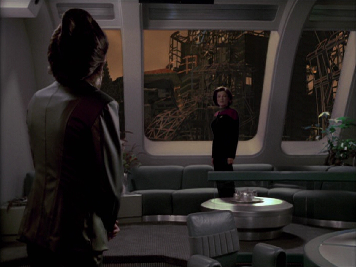 extant_StarTrek_VOY_6x07-DragonsTeeth_02605.jpg