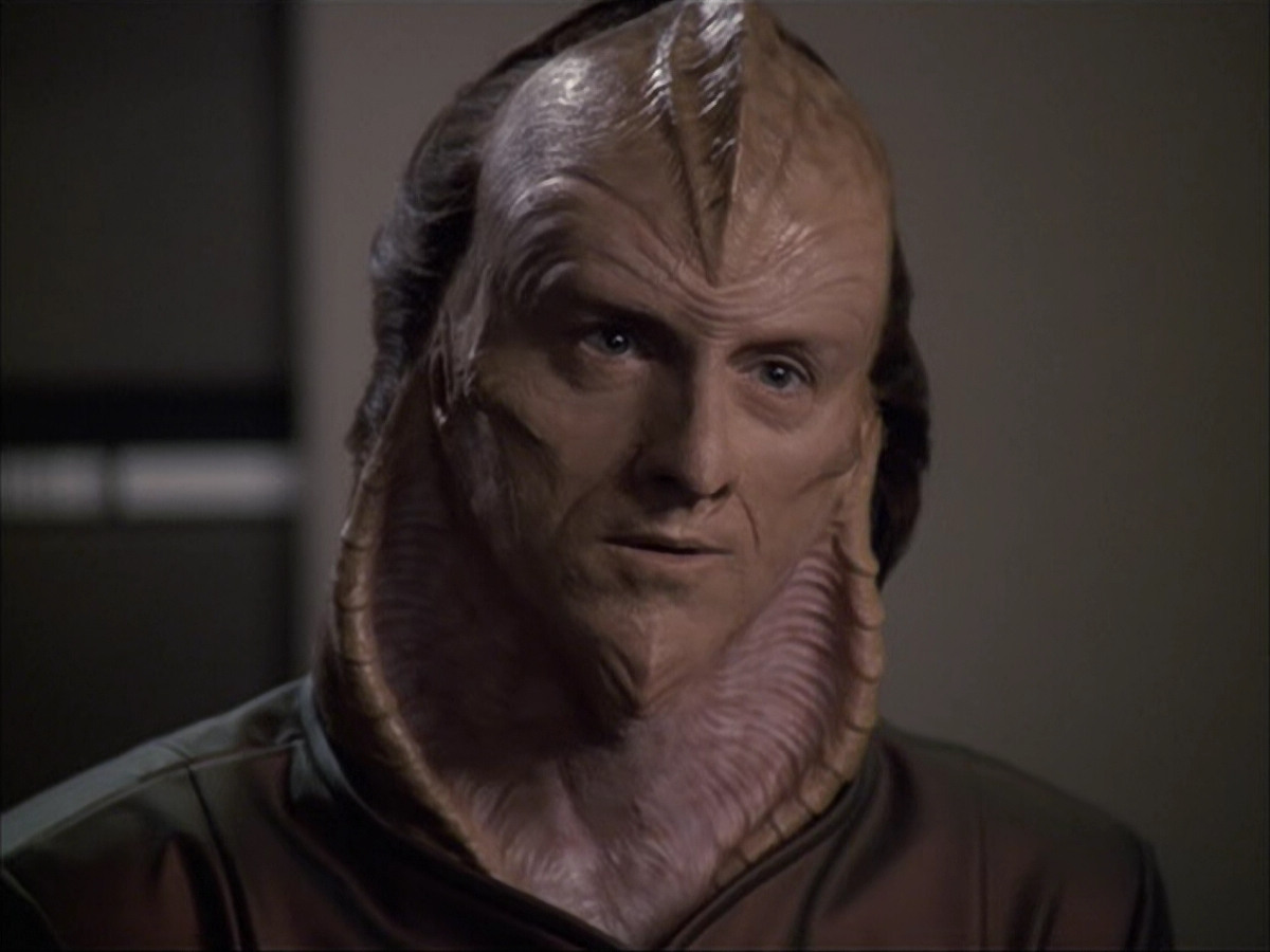 extant_StarTrek_VOY_6x07-DragonsTeeth_02614.jpg