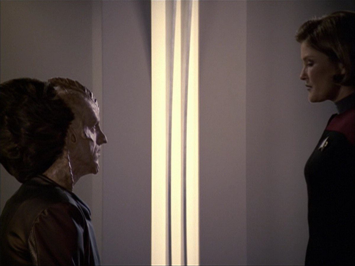 extant_StarTrek_VOY_6x07-DragonsTeeth_02625.jpg