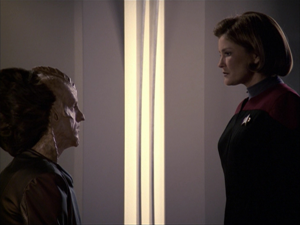 extant_StarTrek_VOY_6x07-DragonsTeeth_02629.jpg