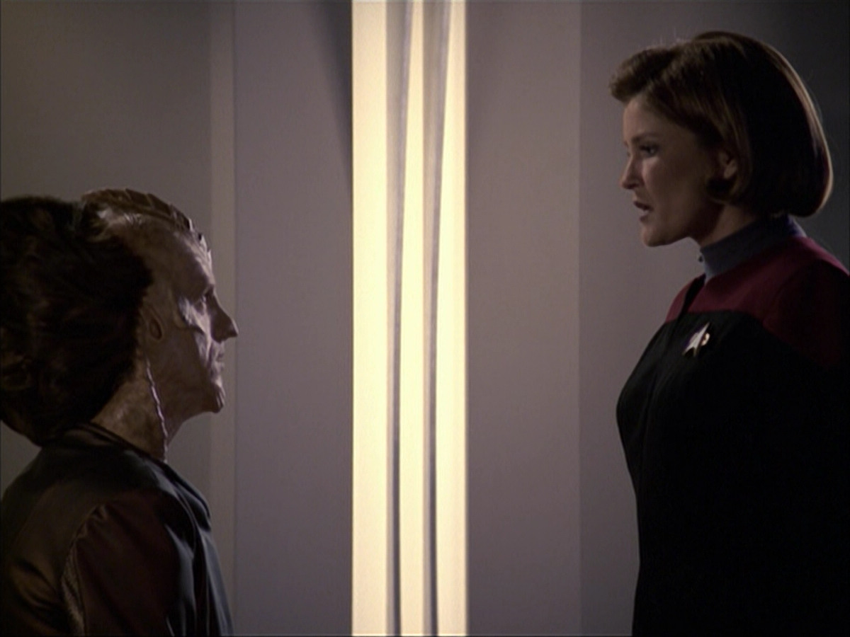 extant_StarTrek_VOY_6x07-DragonsTeeth_02630.jpg