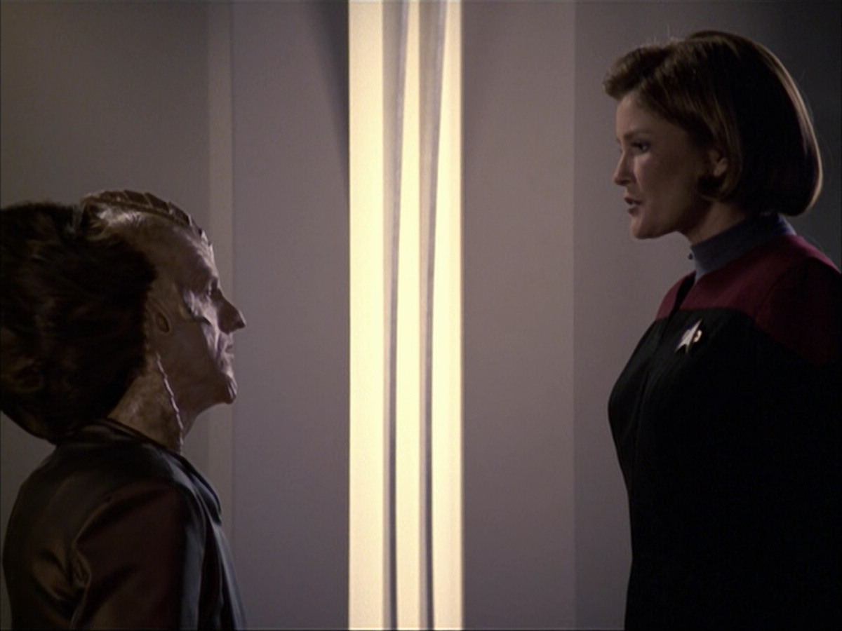 extant_StarTrek_VOY_6x07-DragonsTeeth_02631.jpg