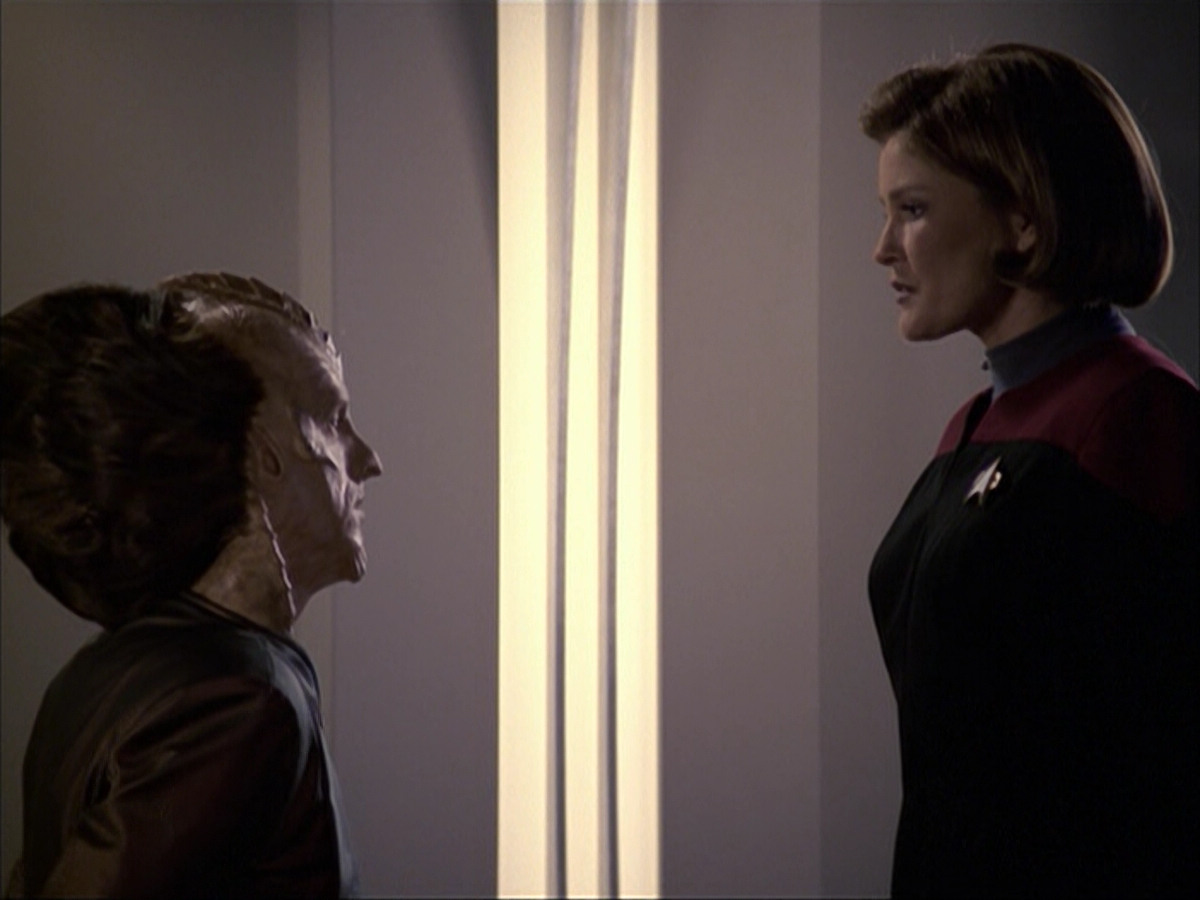 extant_StarTrek_VOY_6x07-DragonsTeeth_02632.jpg
