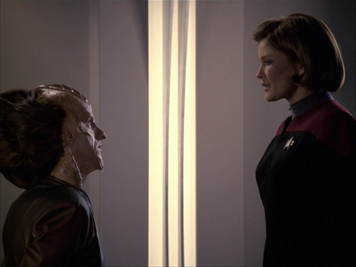 extant_StarTrek_VOY_6x07-DragonsTeeth_02634.jpg