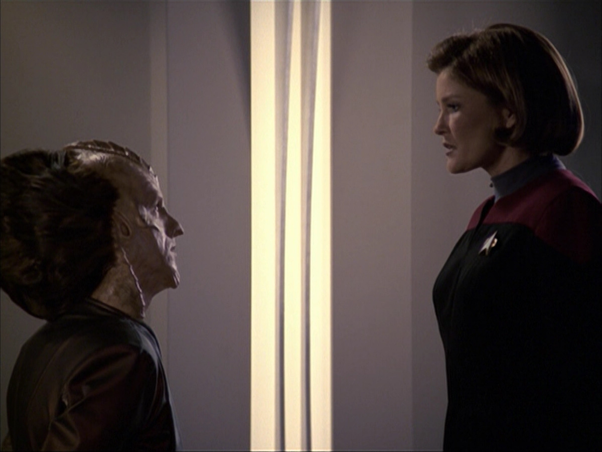 extant_StarTrek_VOY_6x07-DragonsTeeth_02637.jpg