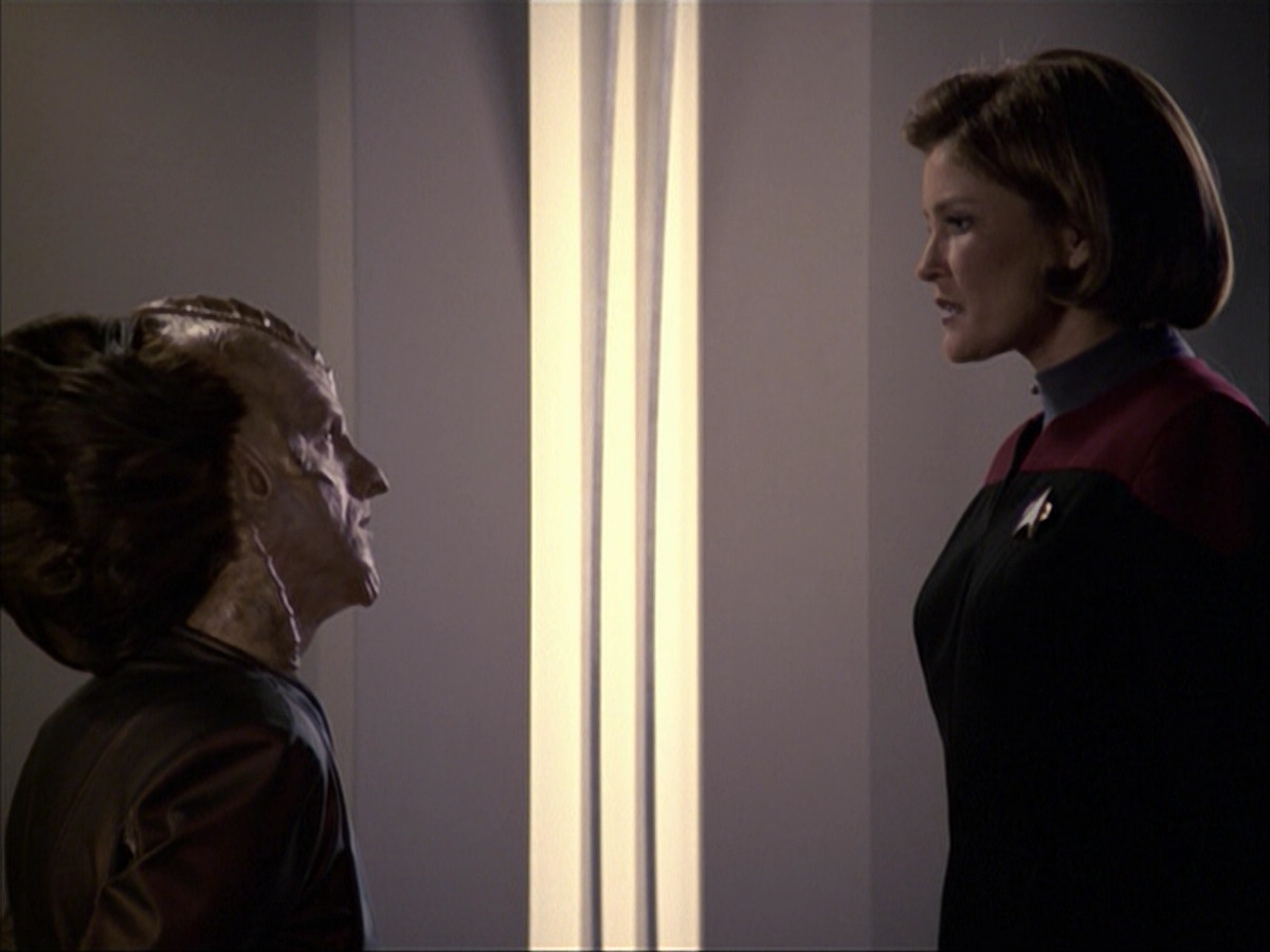 extant_StarTrek_VOY_6x07-DragonsTeeth_02639.jpg