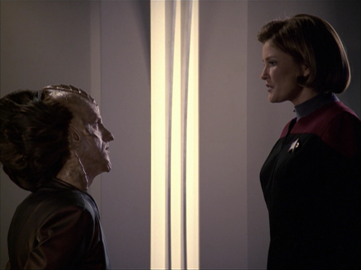 extant_StarTrek_VOY_6x07-DragonsTeeth_02640.jpg