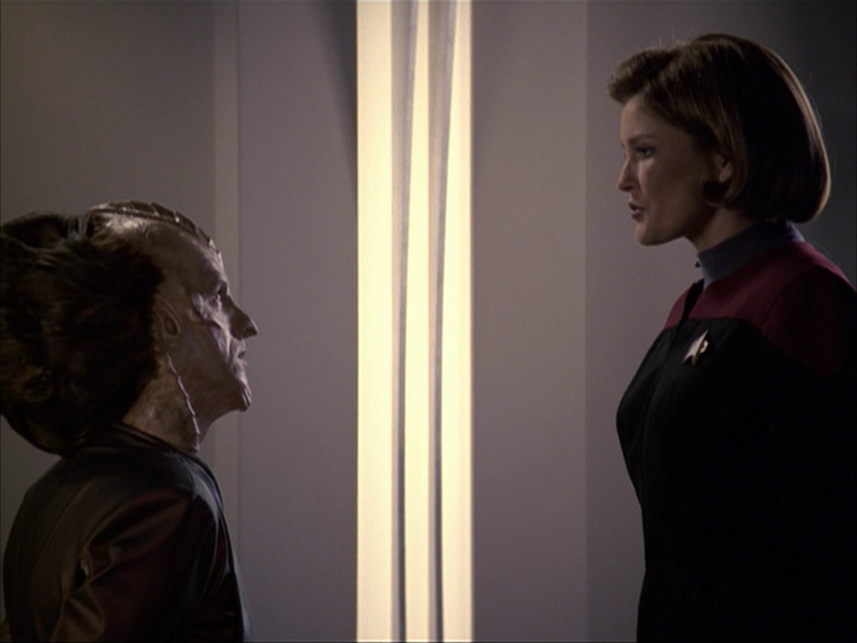extant_StarTrek_VOY_6x07-DragonsTeeth_02645.jpg