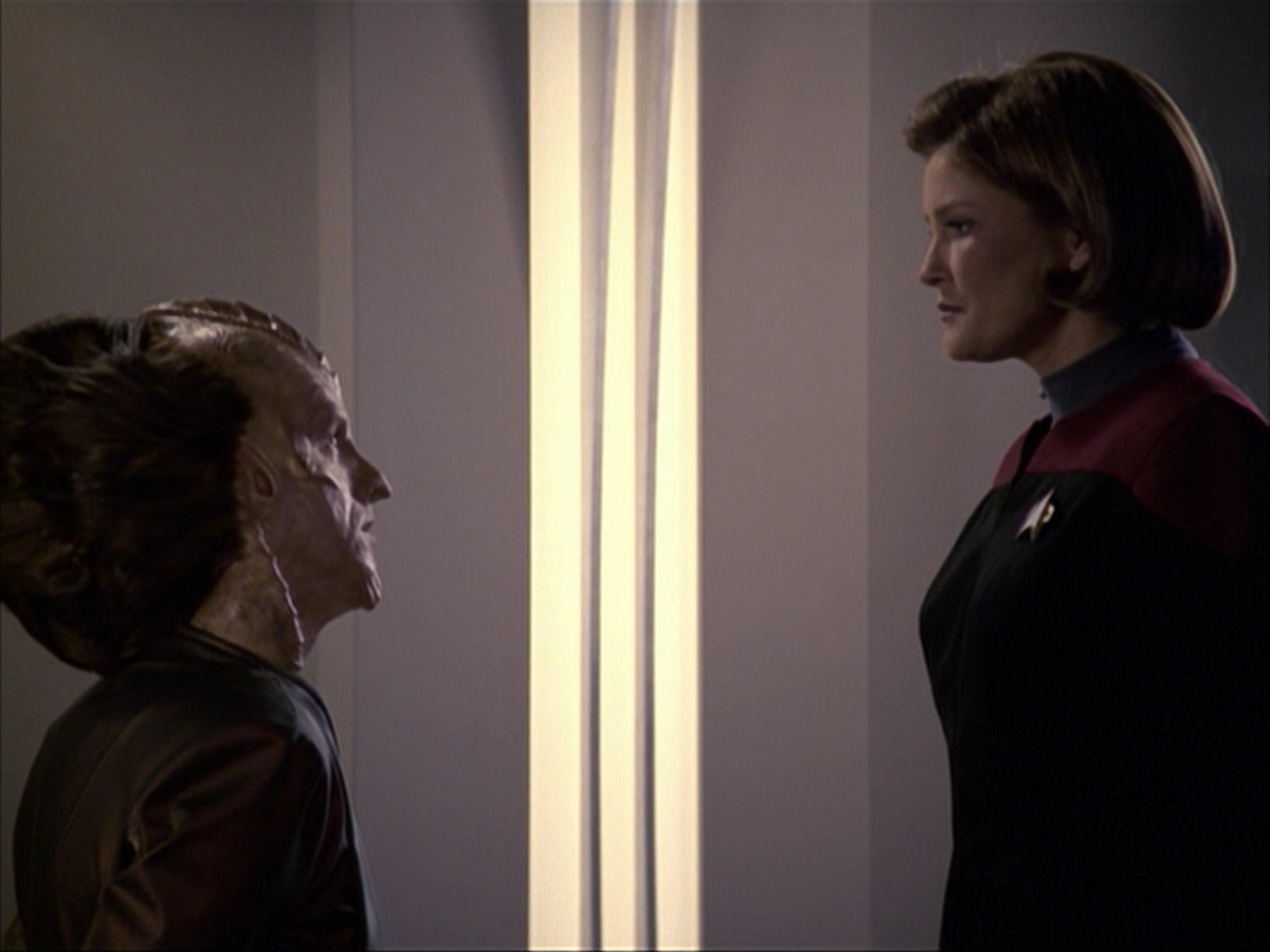 extant_StarTrek_VOY_6x07-DragonsTeeth_02646.jpg