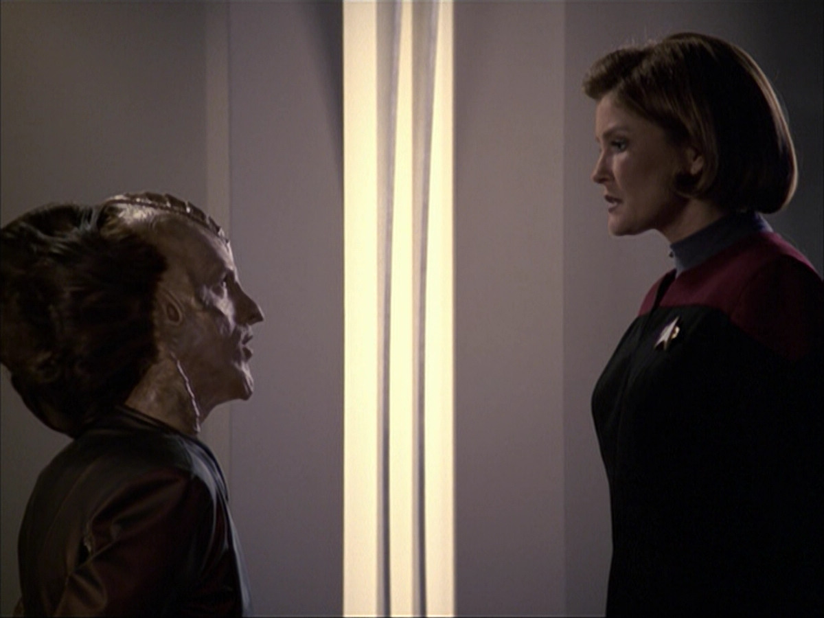 extant_StarTrek_VOY_6x07-DragonsTeeth_02651.jpg