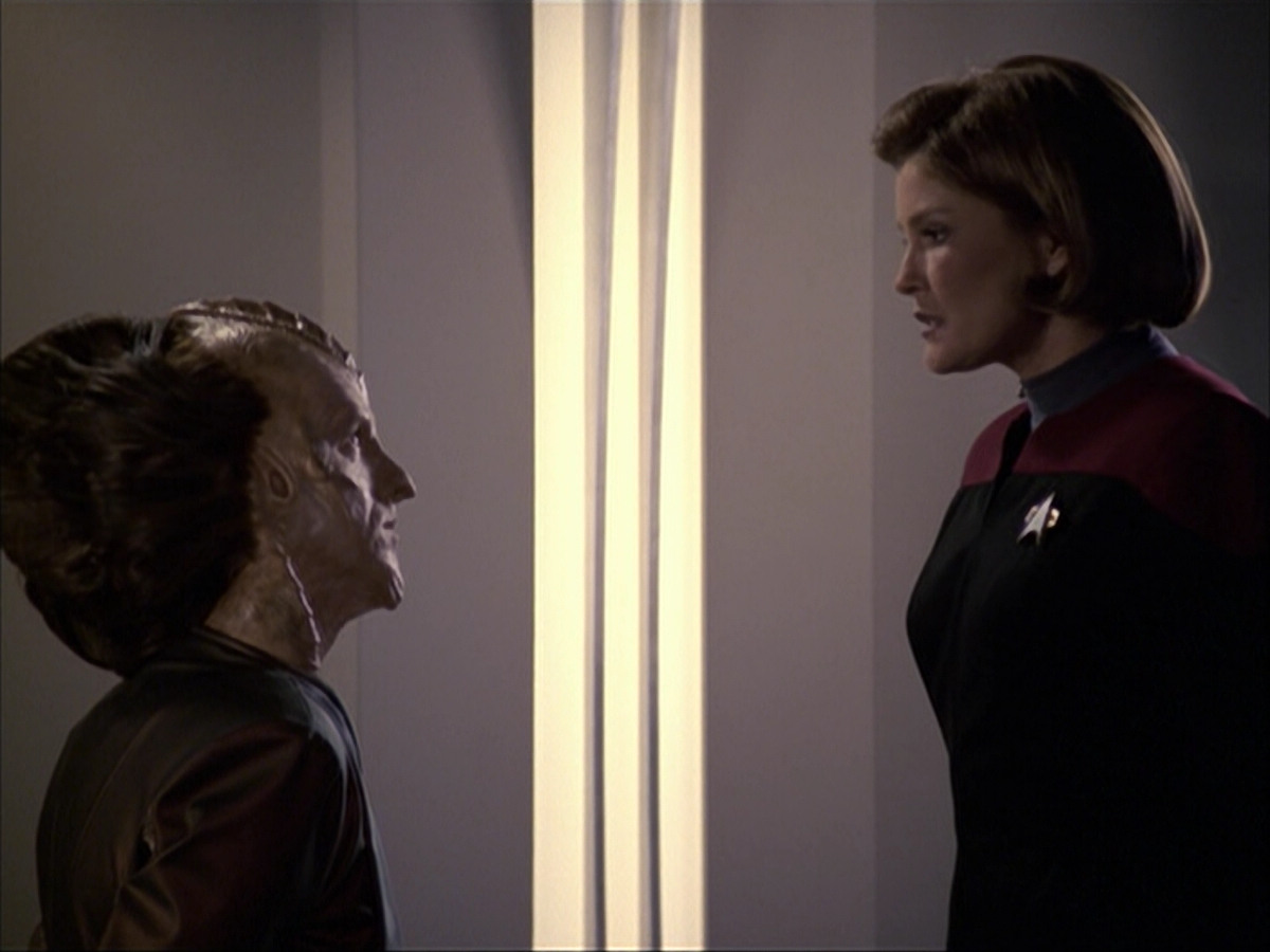 extant_StarTrek_VOY_6x07-DragonsTeeth_02652.jpg