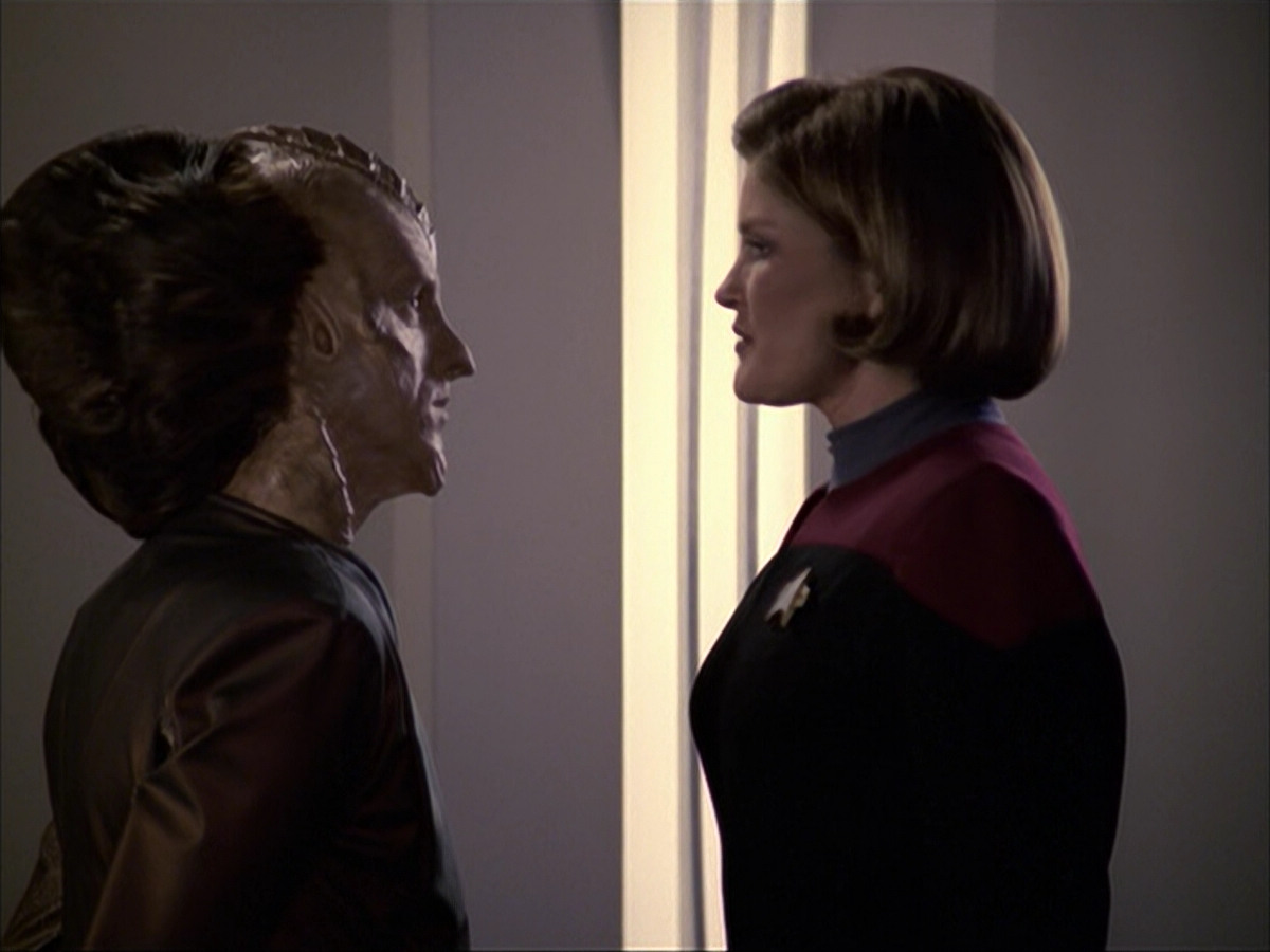 extant_StarTrek_VOY_6x07-DragonsTeeth_02655.jpg