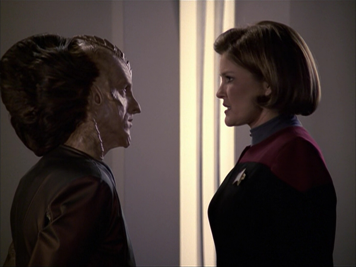 extant_StarTrek_VOY_6x07-DragonsTeeth_02656.jpg