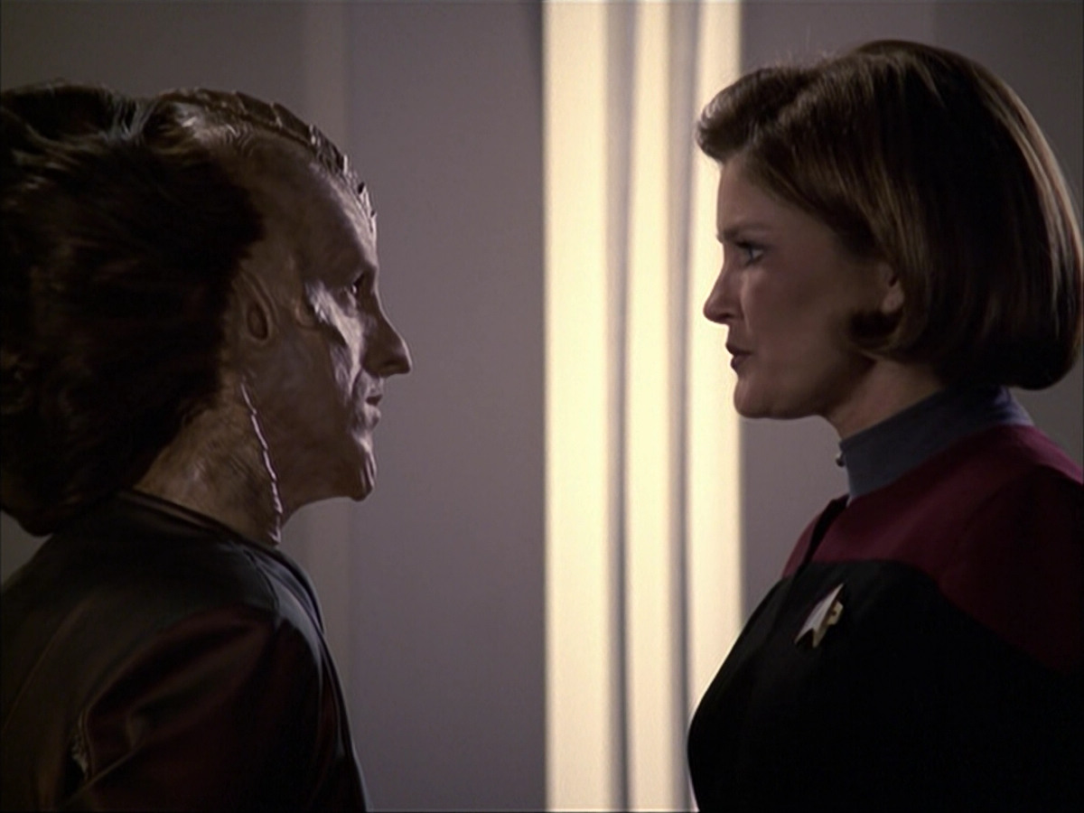 extant_StarTrek_VOY_6x07-DragonsTeeth_02659.jpg