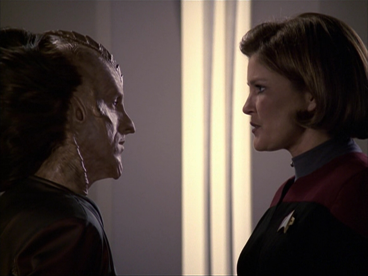 extant_StarTrek_VOY_6x07-DragonsTeeth_02661.jpg