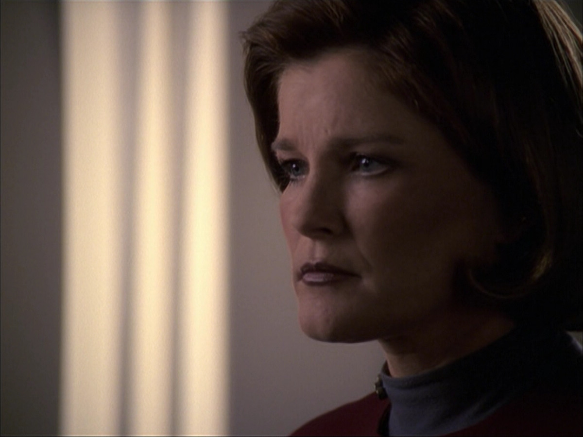extant_StarTrek_VOY_6x07-DragonsTeeth_02688.jpg