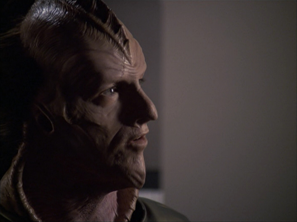 extant_StarTrek_VOY_6x07-DragonsTeeth_02693.jpg