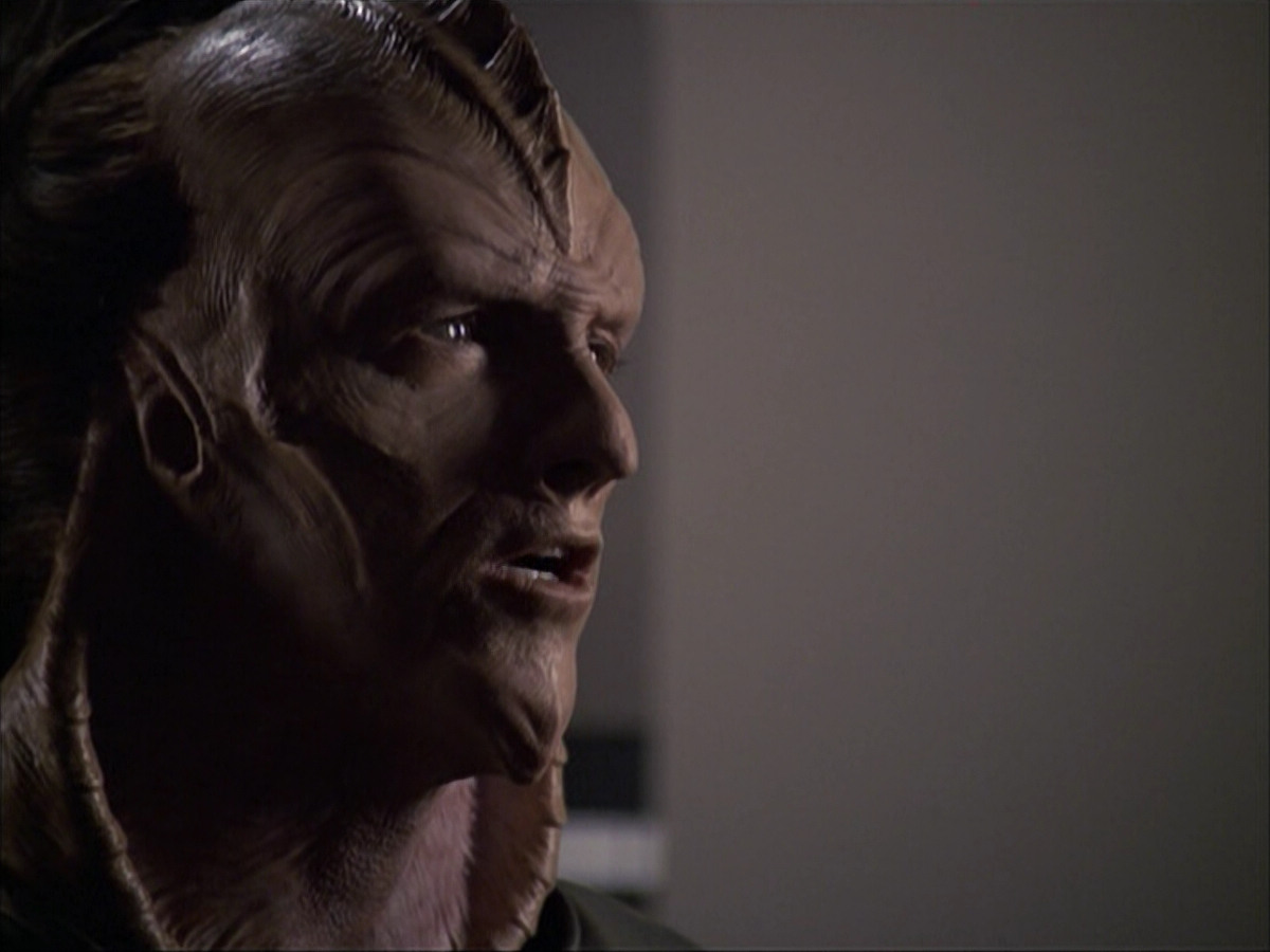 extant_StarTrek_VOY_6x07-DragonsTeeth_02714.jpg