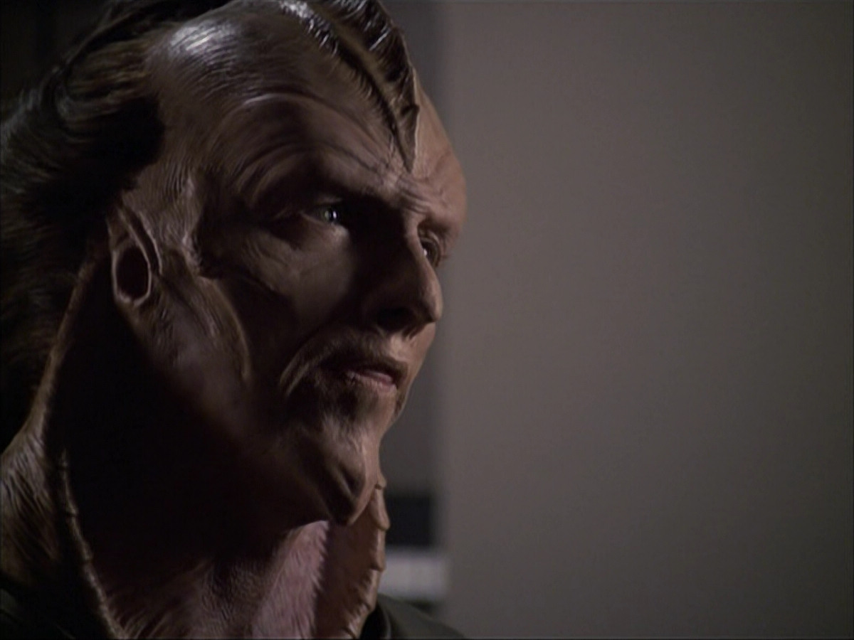 extant_StarTrek_VOY_6x07-DragonsTeeth_02716.jpg