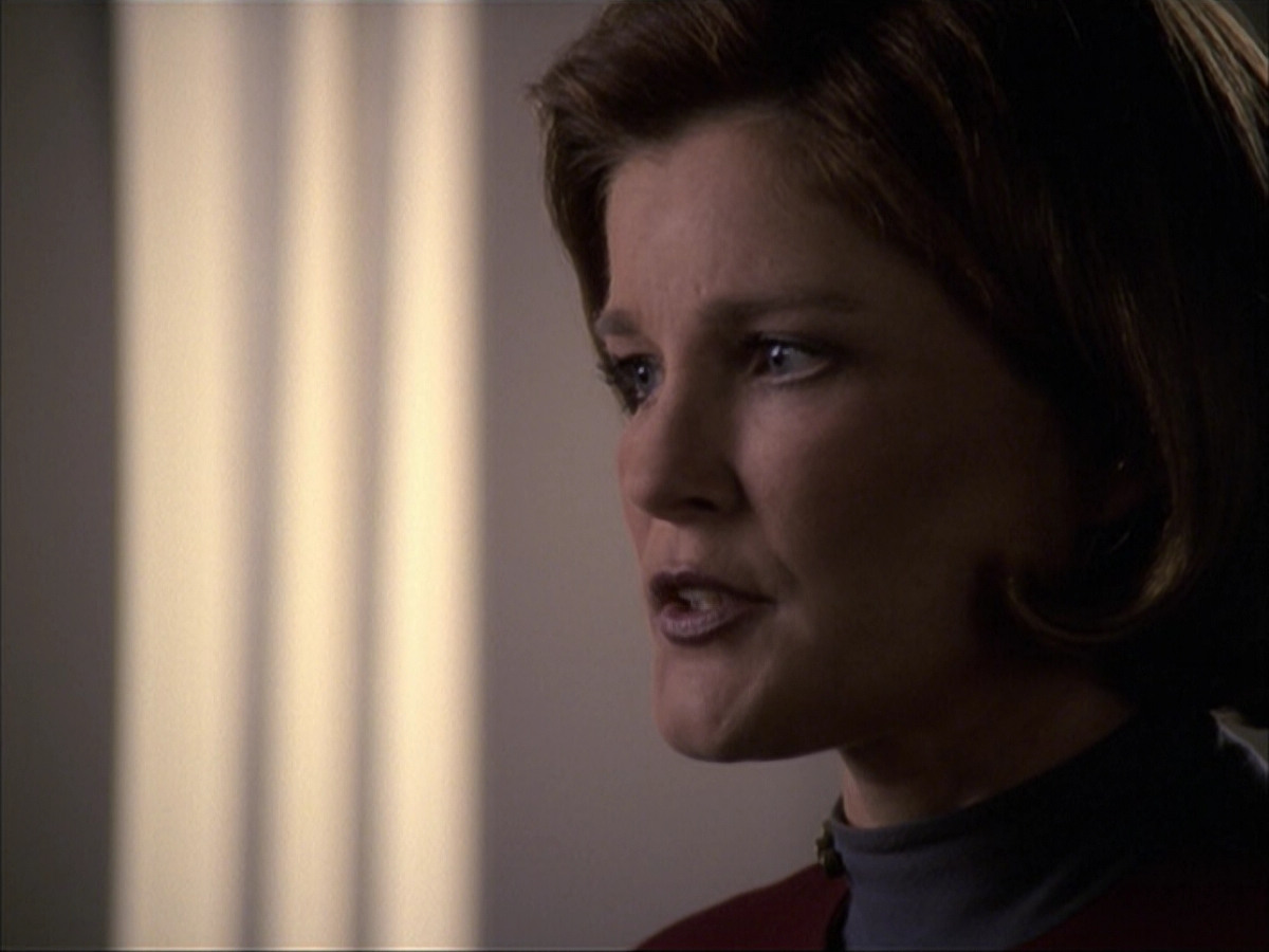 extant_StarTrek_VOY_6x07-DragonsTeeth_02724.jpg