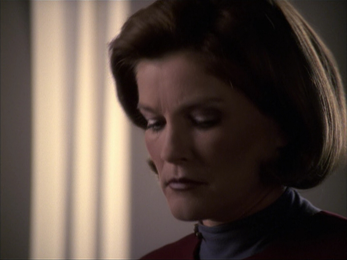 extant_StarTrek_VOY_6x07-DragonsTeeth_02753.jpg