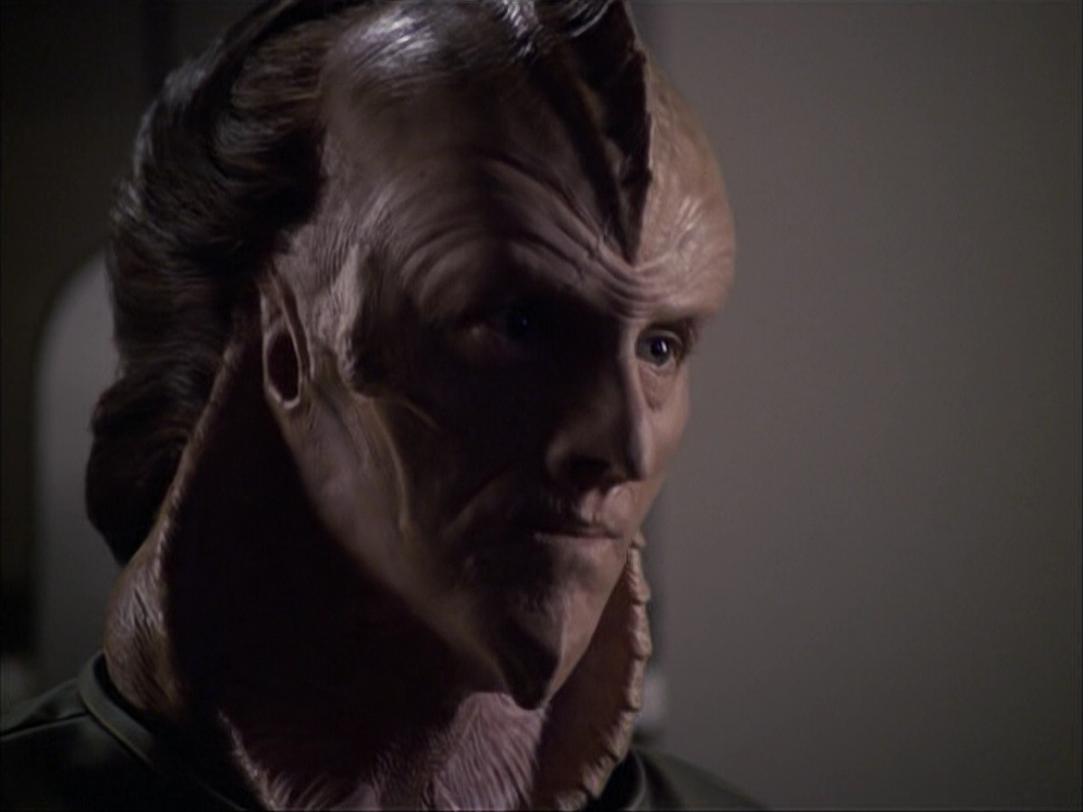 extant_StarTrek_VOY_6x07-DragonsTeeth_02757.jpg