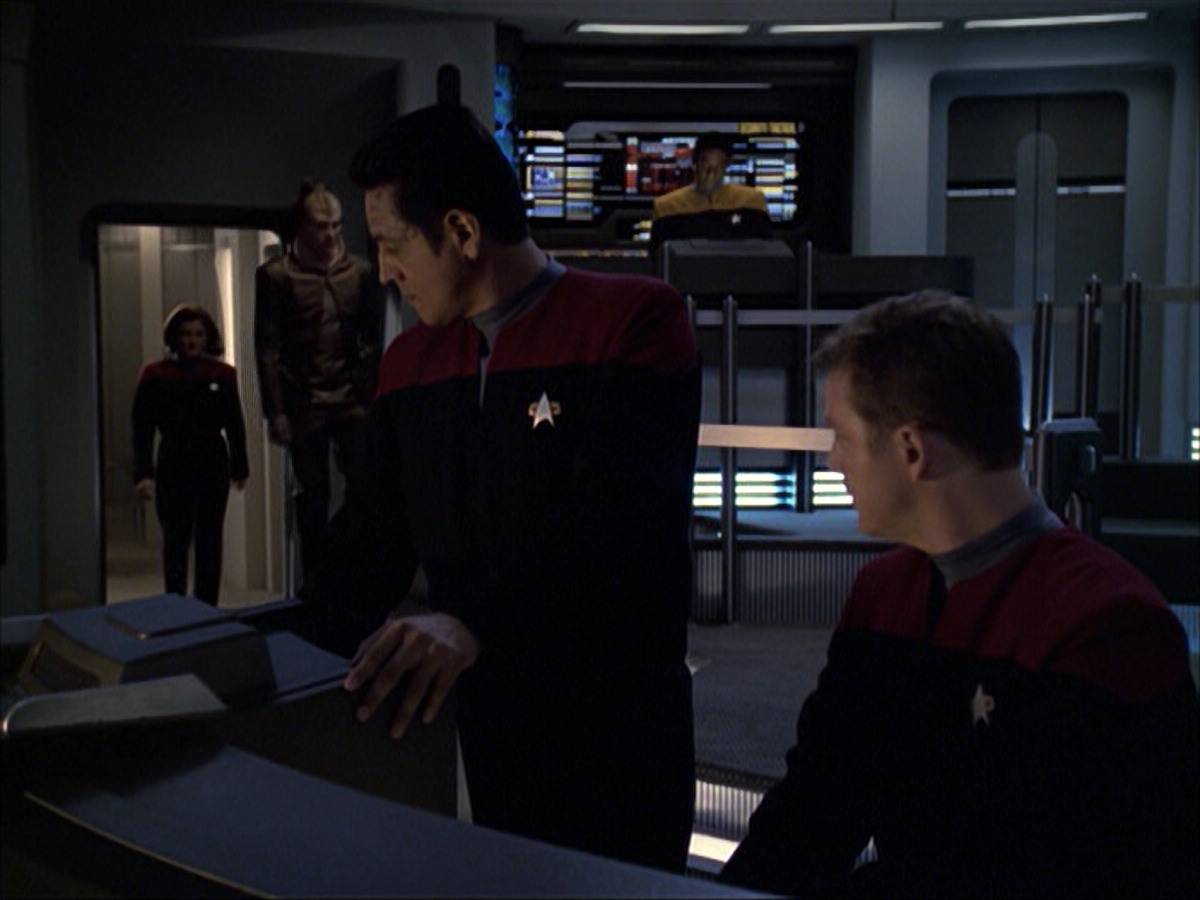 extant_StarTrek_VOY_6x07-DragonsTeeth_02764.jpg