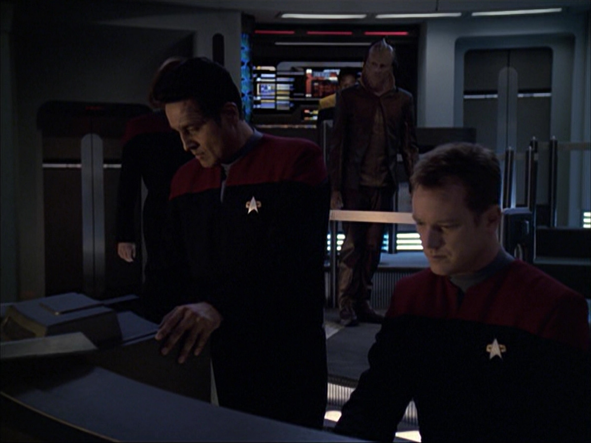 extant_StarTrek_VOY_6x07-DragonsTeeth_02771.jpg