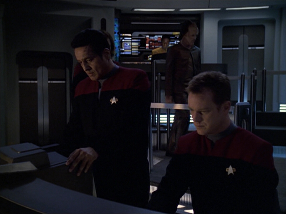 extant_StarTrek_VOY_6x07-DragonsTeeth_02772.jpg