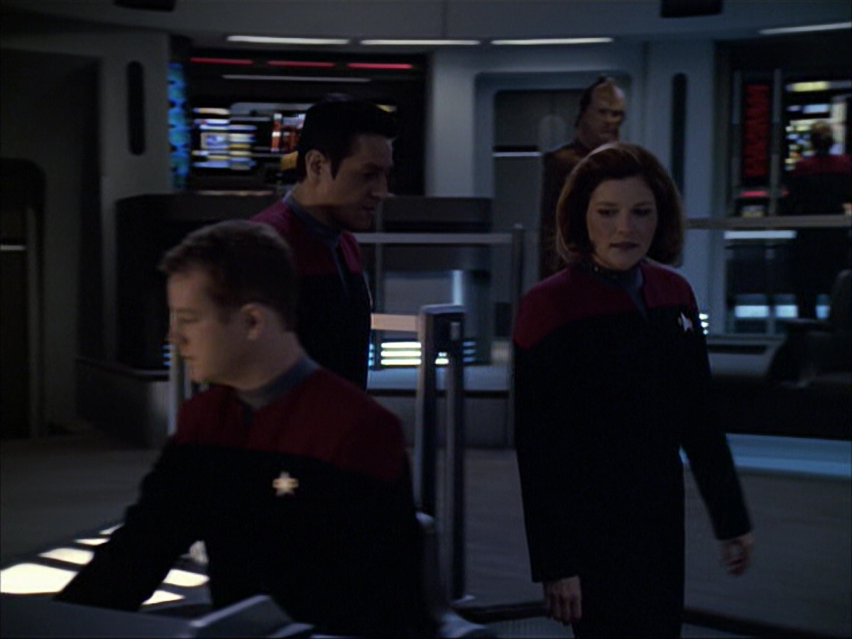 extant_StarTrek_VOY_6x07-DragonsTeeth_02776.jpg