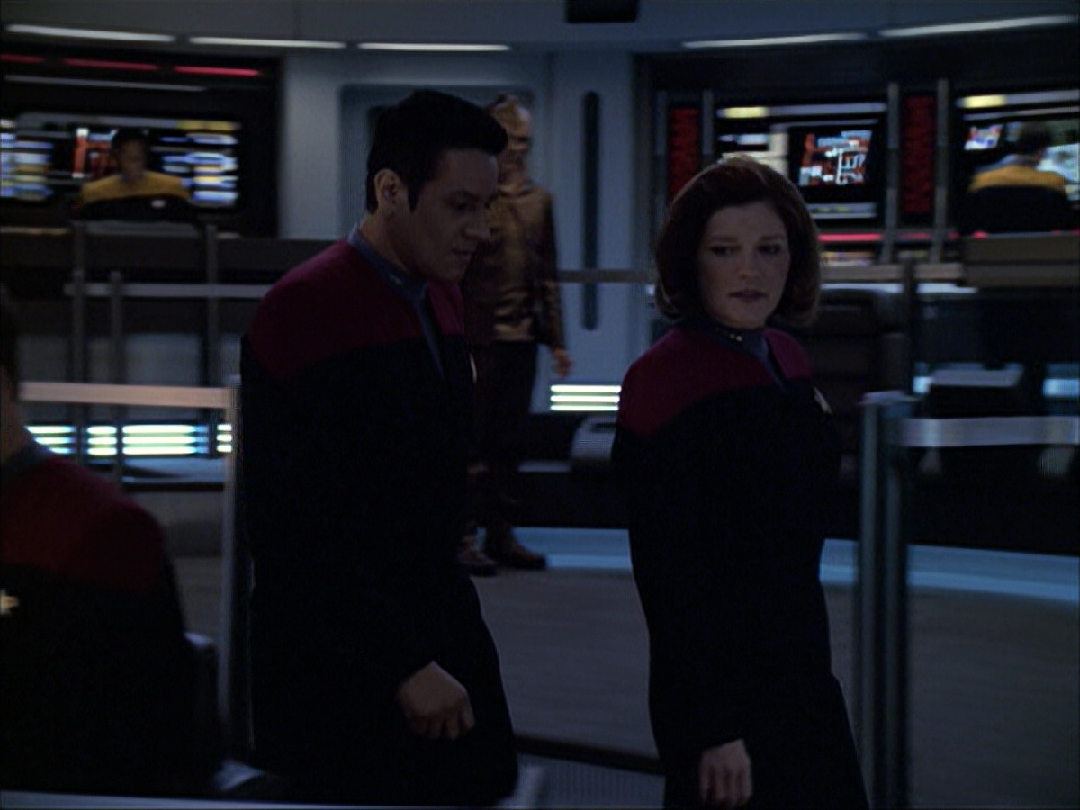extant_StarTrek_VOY_6x07-DragonsTeeth_02777.jpg