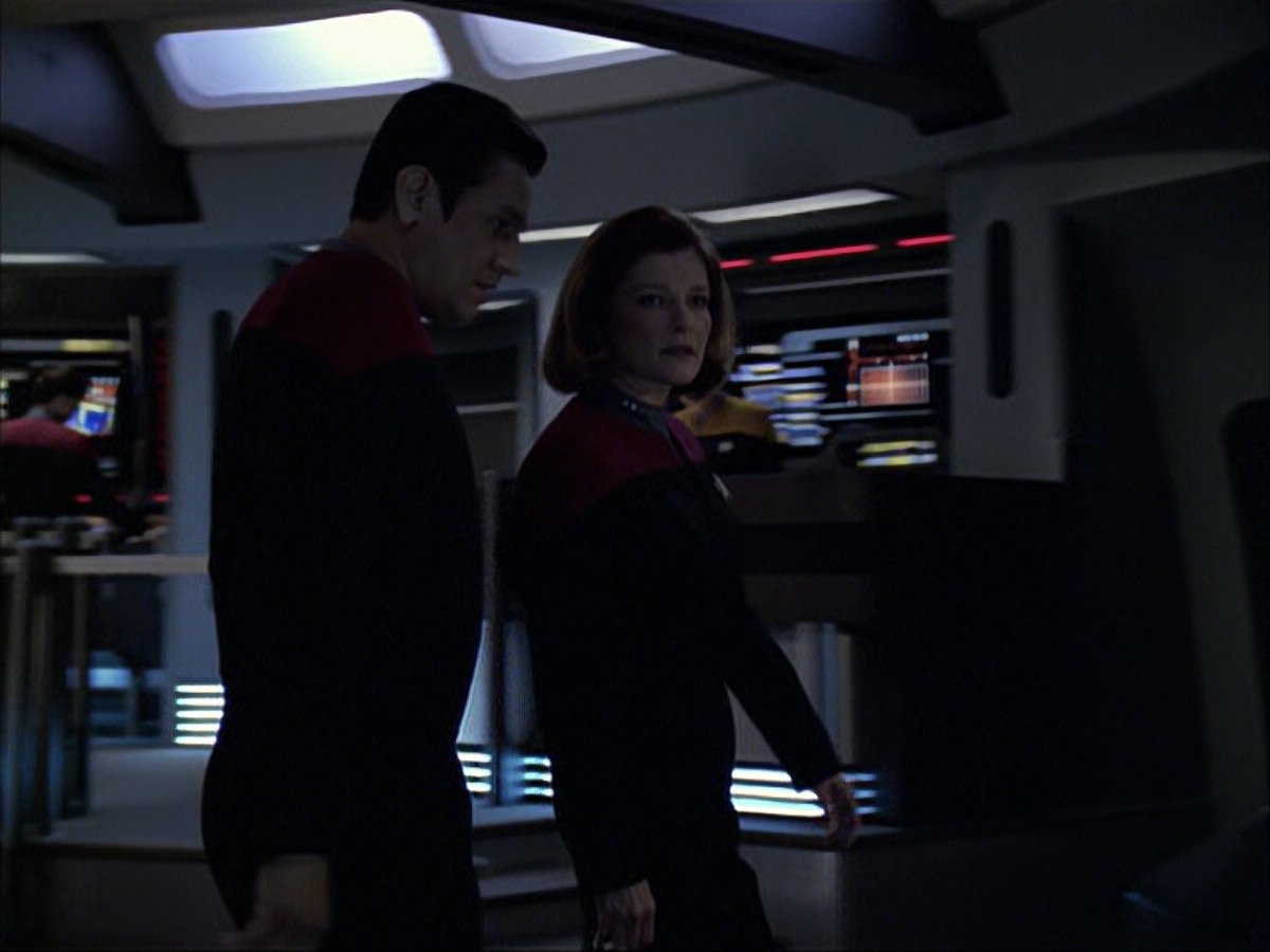 extant_StarTrek_VOY_6x07-DragonsTeeth_02782.jpg
