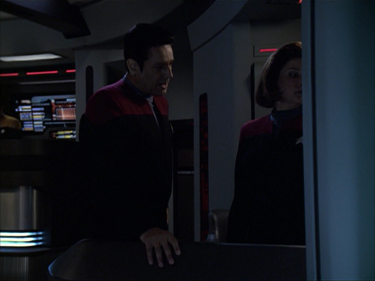 extant_StarTrek_VOY_6x07-DragonsTeeth_02788.jpg