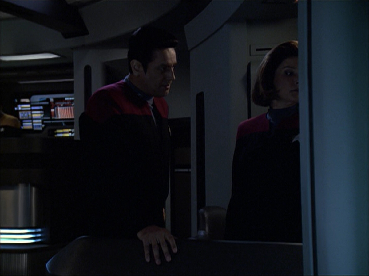 extant_StarTrek_VOY_6x07-DragonsTeeth_02789.jpg