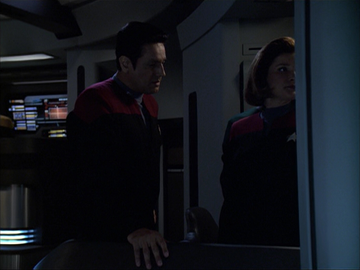 extant_StarTrek_VOY_6x07-DragonsTeeth_02792.jpg