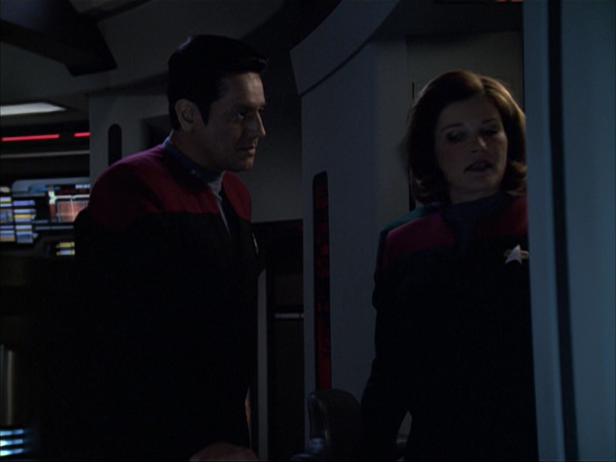 extant_StarTrek_VOY_6x07-DragonsTeeth_02796.jpg
