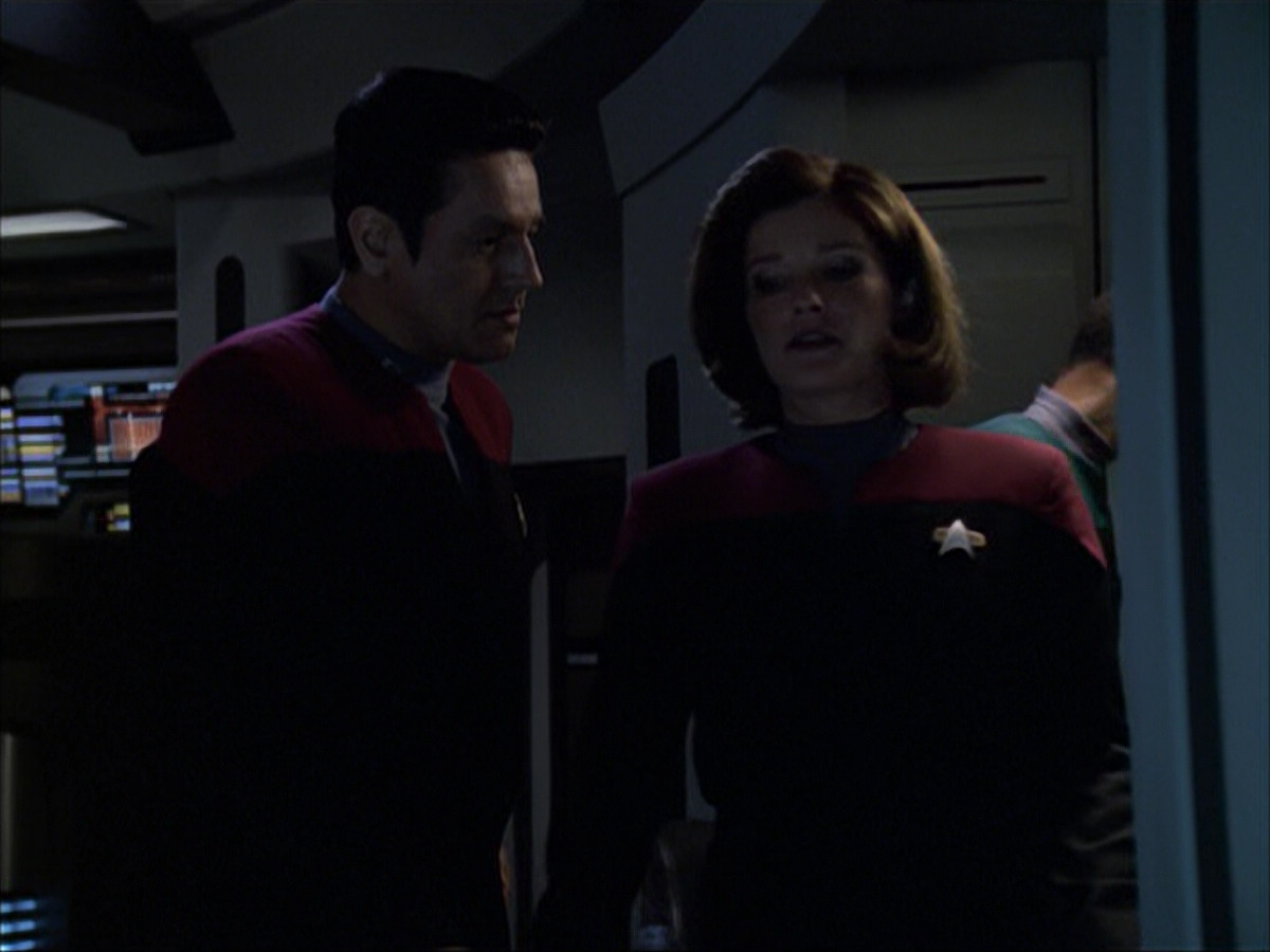 extant_StarTrek_VOY_6x07-DragonsTeeth_02797.jpg