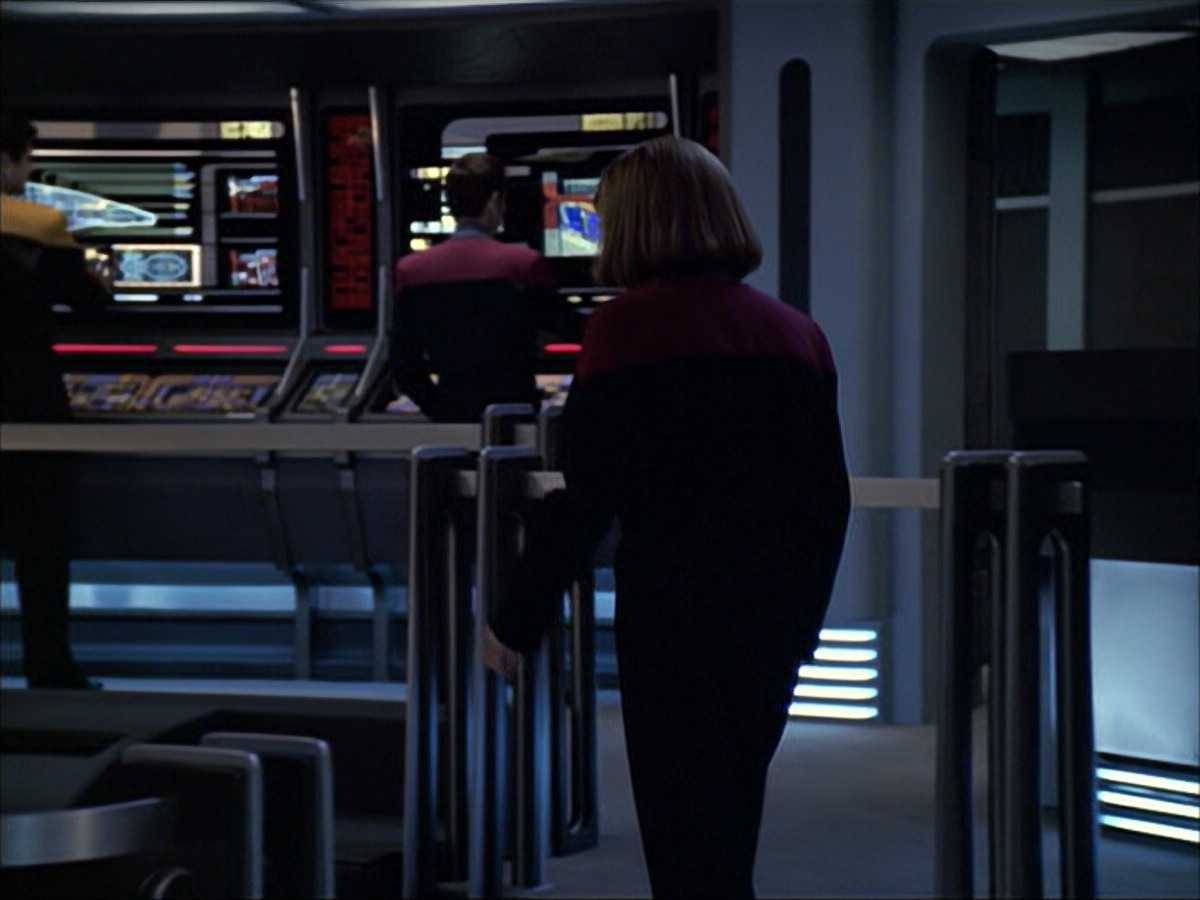 extant_StarTrek_VOY_6x07-DragonsTeeth_02815.jpg