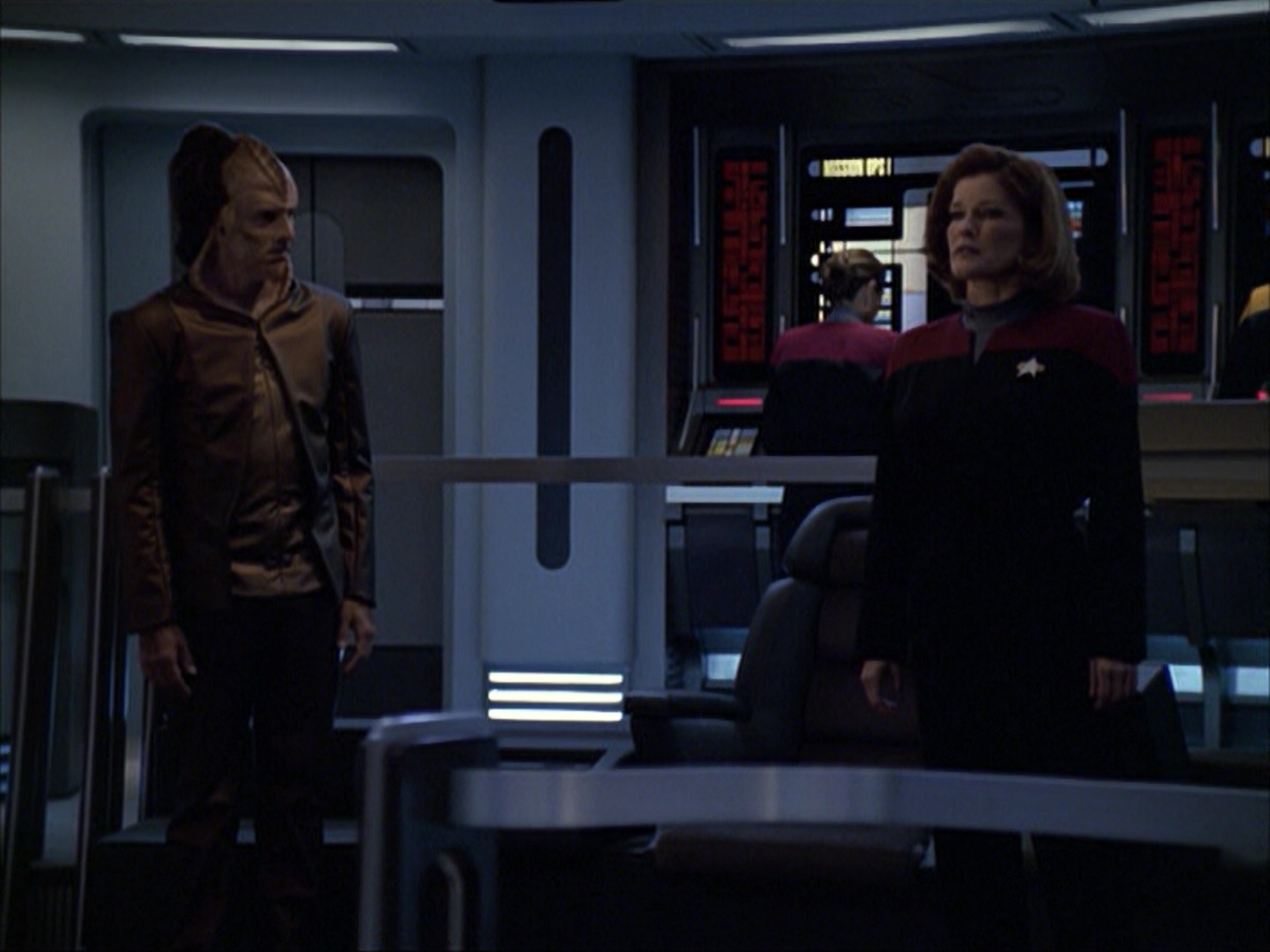 extant_StarTrek_VOY_6x07-DragonsTeeth_02841.jpg