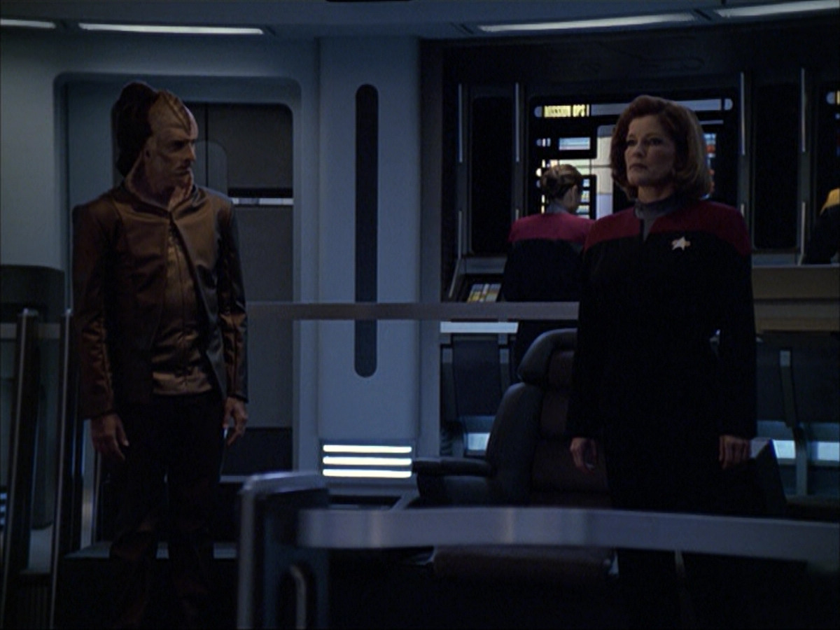 extant_StarTrek_VOY_6x07-DragonsTeeth_02842.jpg