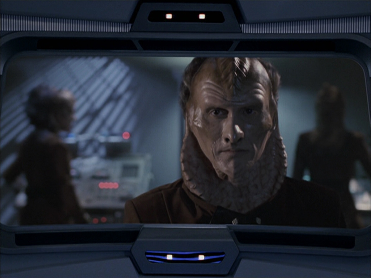extant_StarTrek_VOY_6x07-DragonsTeeth_02844.jpg