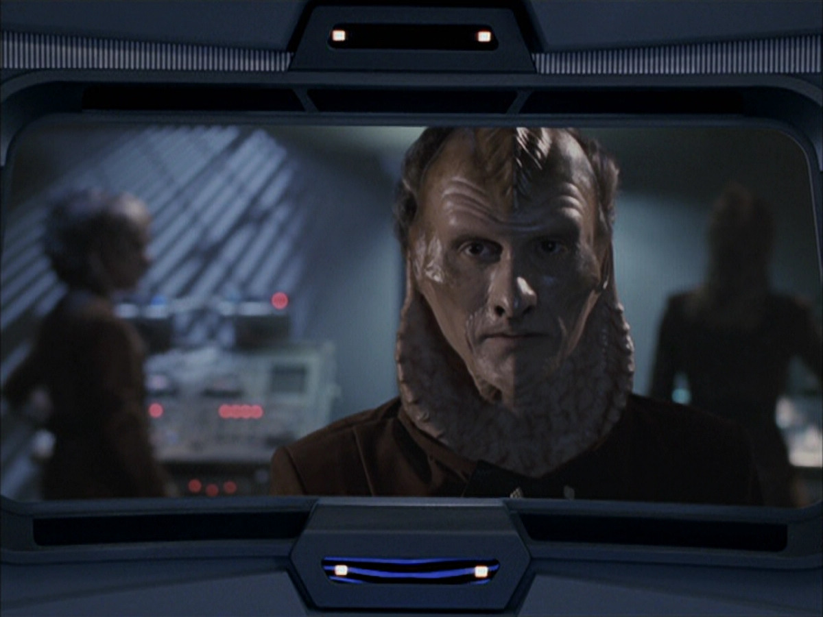 extant_StarTrek_VOY_6x07-DragonsTeeth_02847.jpg