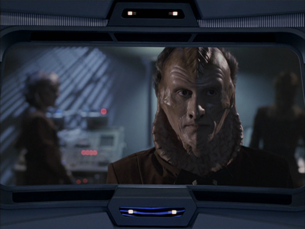 extant_StarTrek_VOY_6x07-DragonsTeeth_02883.jpg