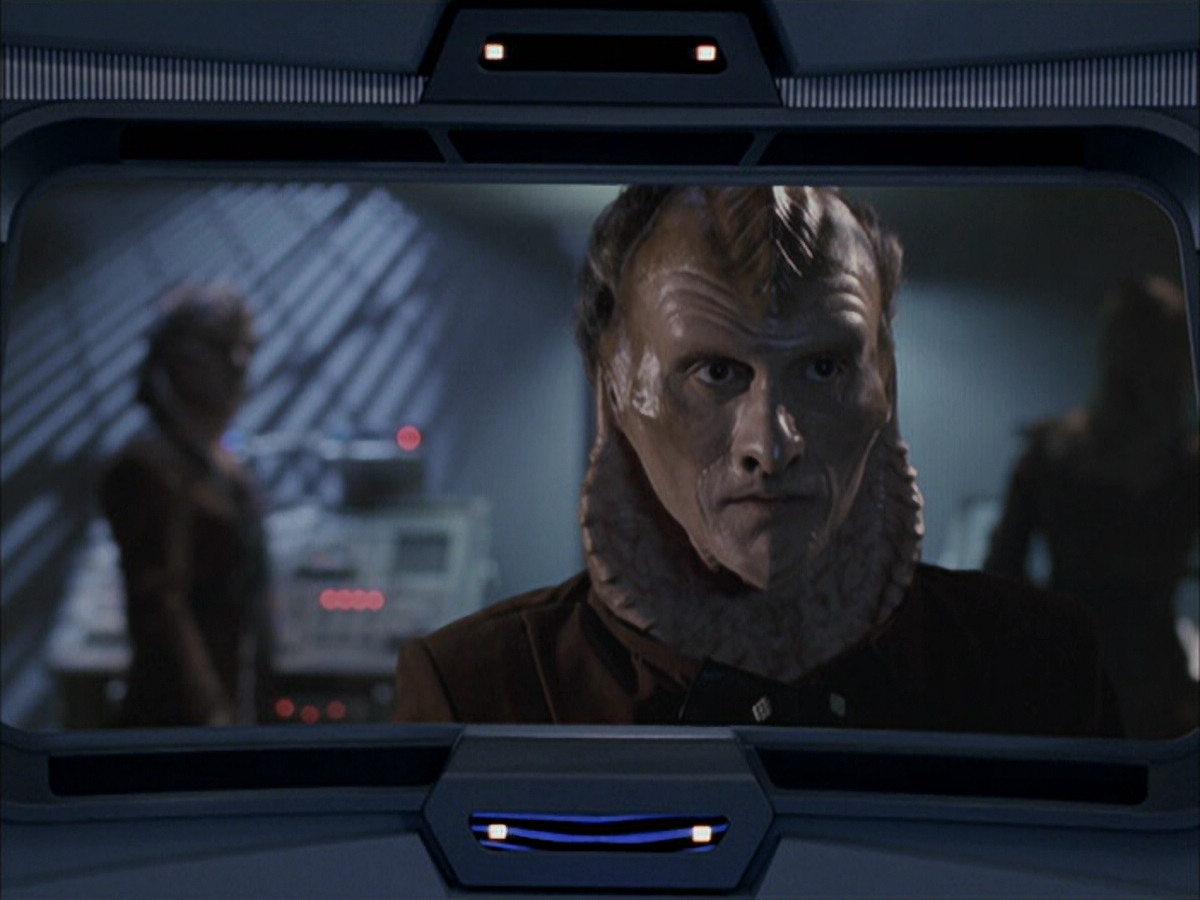 extant_StarTrek_VOY_6x07-DragonsTeeth_02890.jpg